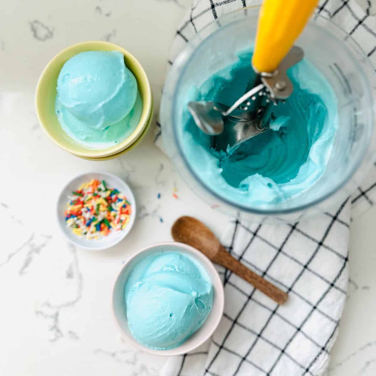 Scoop of cotton candy ice cream ready to be enjoyed.