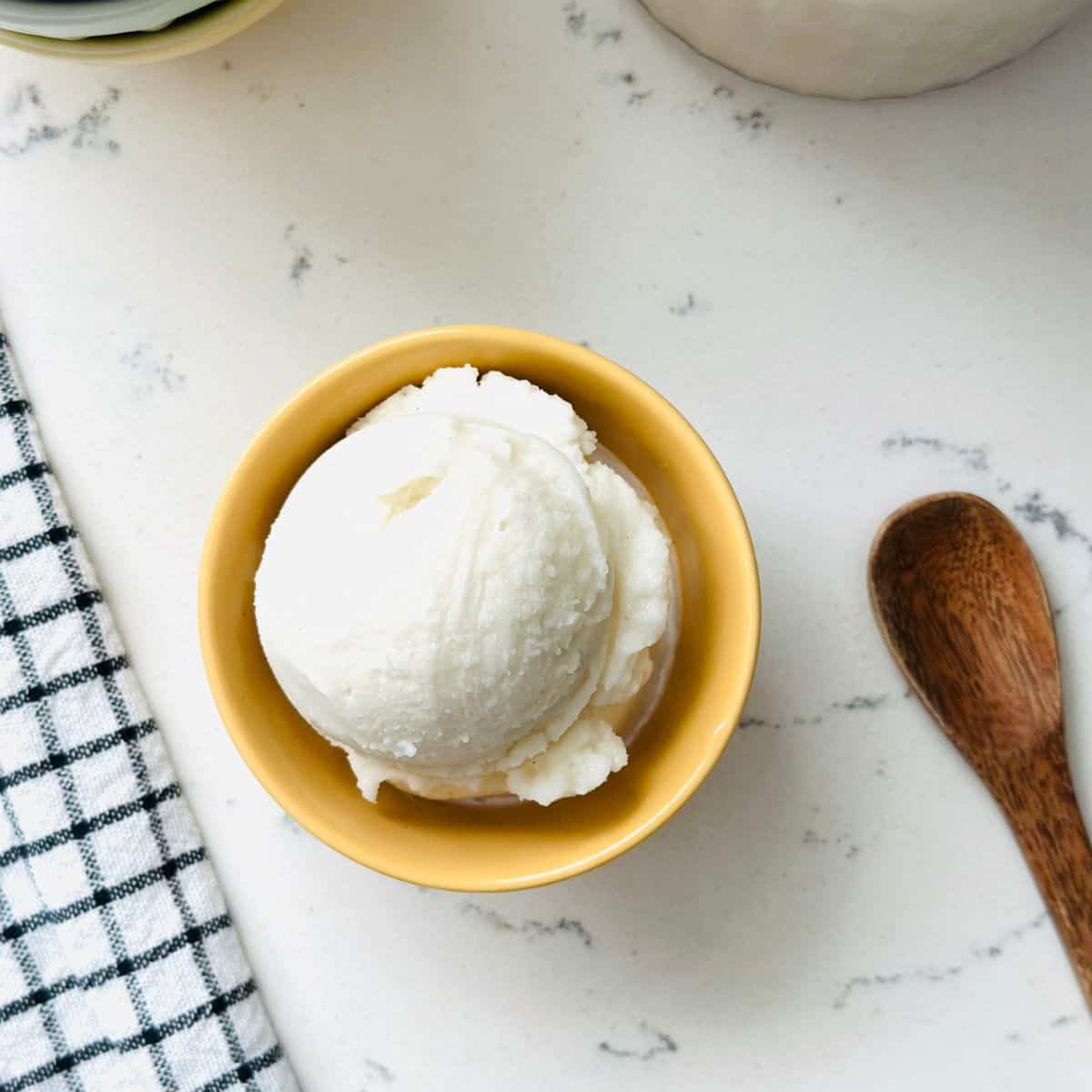 Scoop of low calorie vanilla ice cream ready to be enjoyed.