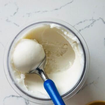 Scoop of low calorie vanilla ice cream ready to be enjoyed.